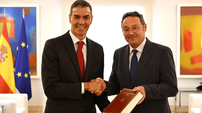 El presidente del Gobierno, Pedro Sánchez (i), recibe del fiscal general del Estado, Álvaro García Ortiz (d), un ejemplar de la Memoria Anual de la Fiscalía, en el Complejo de la Moncloa, a 4 de septiembre de 2025, en Madrid (España). EP.