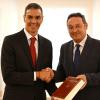 El presidente del Gobierno, Pedro Sánchez (i), recibe del fiscal general del Estado, Álvaro García Ortiz (d), un ejemplar de la Memoria Anual de la Fiscalía, en el Complejo de la Moncloa, a 4 de septiembre de 2025, en Madrid (España). EP.