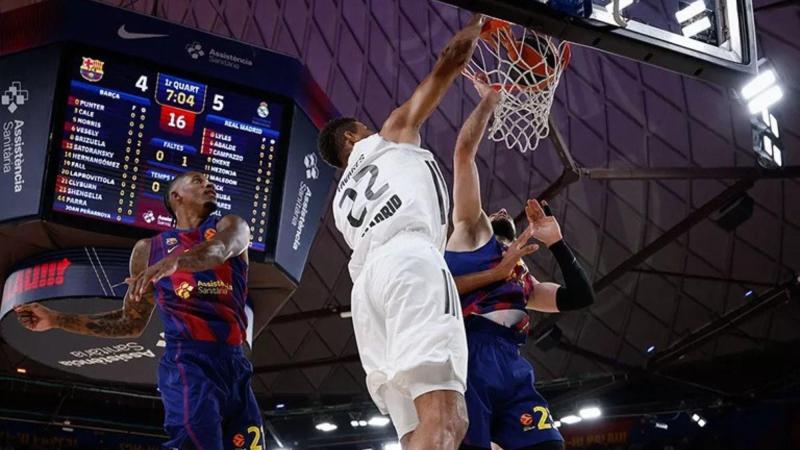 Mate de Edy Tavares con dos jugadores del Barcelona defendiendo. Real Maddrid/Archivo.