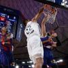 Mate de Edy Tavares con dos jugadores del Barcelona defendiendo. Real Maddrid/Archivo.
