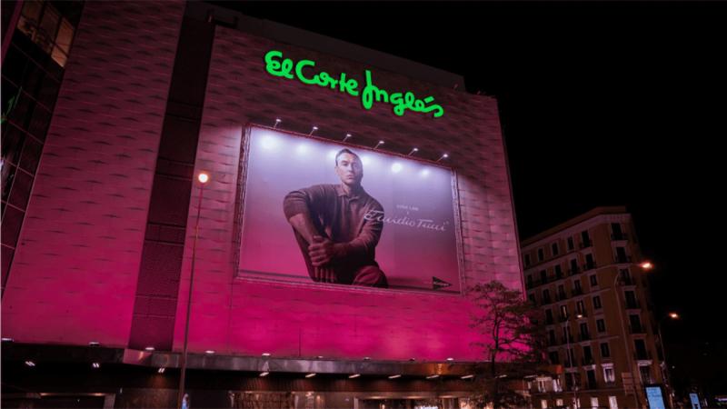 El Corte Inglés ilumina sus fachadas de rosa en apoyo a investigación contra el cáncer de mama. EL CORTE INGLÉS
