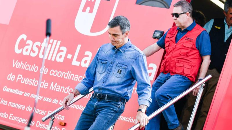 Imagen de archivo del presidente del Gobierno, Pedro Sánchez, junto al presidente de Castilla-La Mancha, Emiliano García-Page. EP.