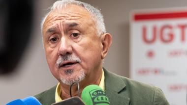 El secretario general de UGT, Pepe Álvarez, atiende a los medios de comunicación durante la inauguración de la XXVI Escuela Internacional de verano Manuel Fernández Lópes 'Lito'