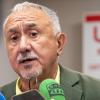 El secretario general de UGT, Pepe Álvarez, atiende a los medios de comunicación durante la inauguración de la XXVI Escuela Internacional de verano Manuel Fernández Lópes 'Lito'