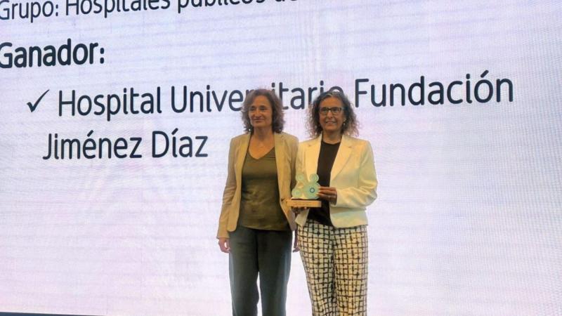 Momento de entrega del premio a la Fundación Jiménez Díaz