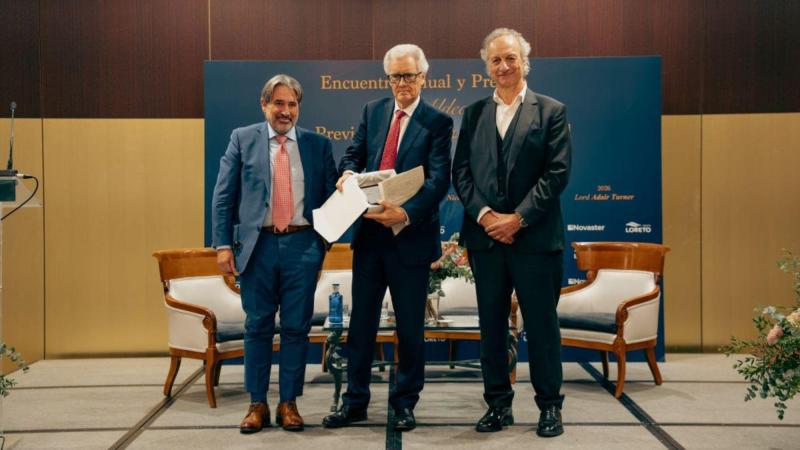 Jon Aramburu (director general de Loreto Mutua), Lord Turner (Premio Jon Aldecoa) y Diego Valero (presidente de Novaster)