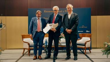 Jon Aramburu (director general de Loreto Mutua), Lord Turner (Premio Jon Aldecoa) y Diego Valero (presidente de Novaster)