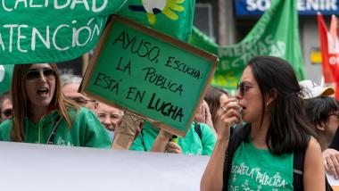 Varias personas durante una concentración por la educación pública, frente a la Consejería de Educación. EP.