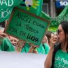 Varias personas durante una concentración por la educación pública, frente a la Consejería de Educación. EP.
