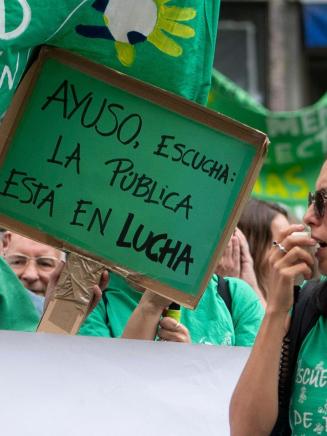 Varias personas durante una concentración por la educación pública, frente a la Consejería de Educación. EP.