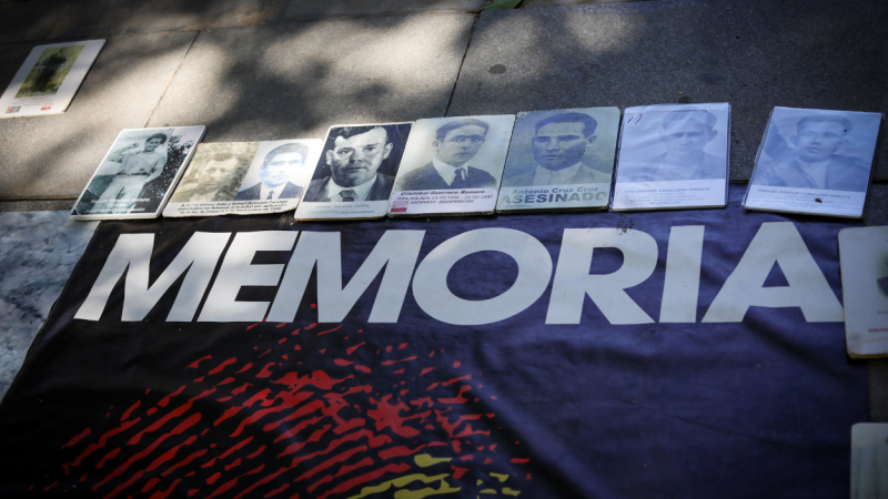 Fotos de victimas del franquismo durante un acto memorialista en demanda de exhumar la fosa de Monumento | EP