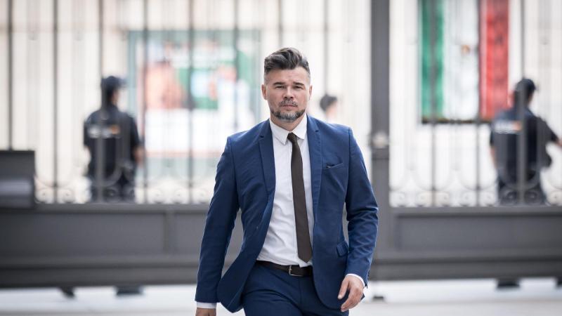 El portavoz de ERC en el Congreso, Gabriel Rufián, a su llegada a una sesión de control al Gobierno, en el Congreso de los Diputados. EP.