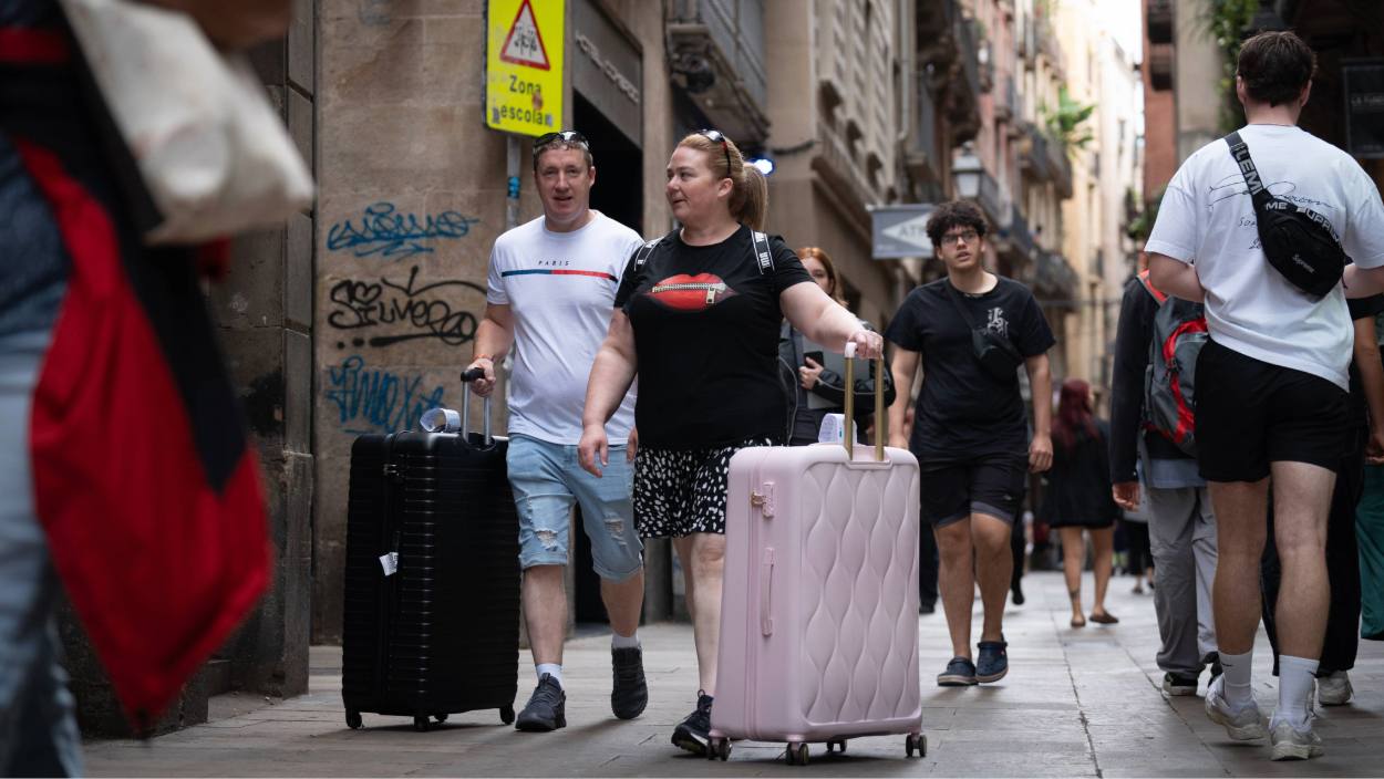 Varios turistas en el centro de Barcelona, a 17 de septiembre de 2024, en Barcelona. David Zorrakino / EP