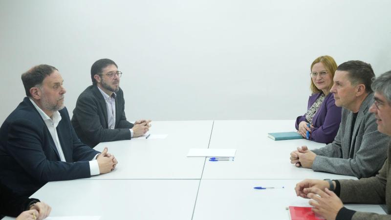 Reunión de las directivas de ERC y EH Bildu con Oriol Junqueras (izquierda) y Arnaldo Otegi (derecha) a la cabeza. Europa Press Archivo