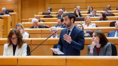 Los ministros de Sumar, Mónica García (izq) y Pablo Bustinduy (centro), junto a la titular socialista de Ciencia y Universidades, Diana Morant, en el Senado. Europa Press.