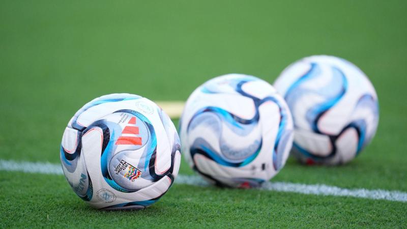 Vista detallada del balón utilizado en el partido de la Liga de Naciones de la UEFA. EP.