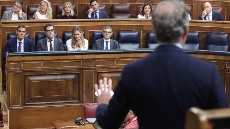 Alberto Núñez Feijóo, líder de la oposición, interviniendo en la sesión de Control ante la atenta mirada del presidente del Gobierno, Pedro Sánchez. EP.
