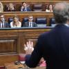 Alberto Núñez Feijóo, líder de la oposición, interviniendo en la sesión de Control ante la atenta mirada del presidente del Gobierno, Pedro Sánchez. EP.