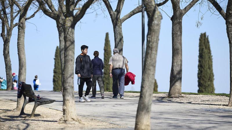 Varias personas disfrutan del buen tiempo, en el parque Juan Carlos I (Madrid). Europa Press.