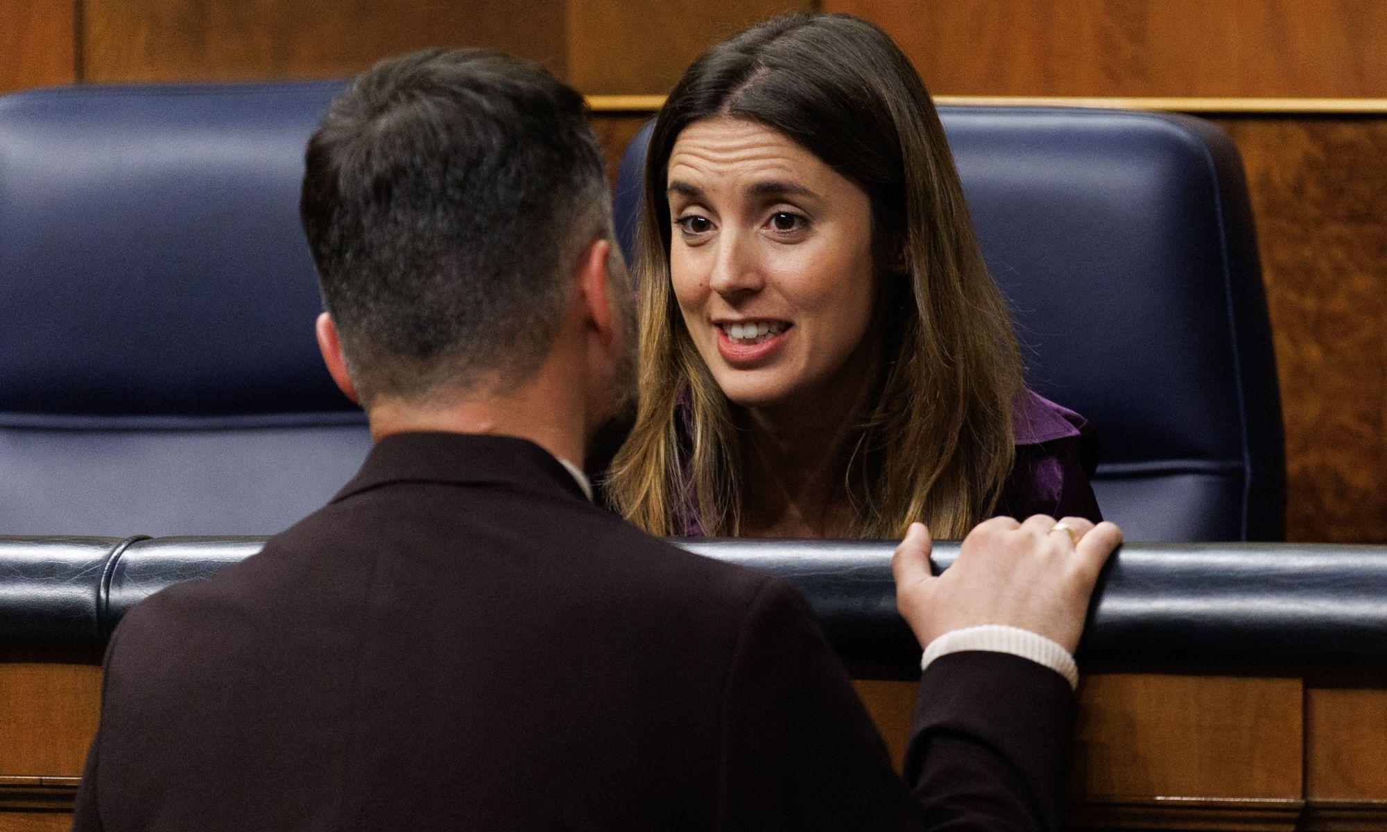 El portavoz de ERC en el Congreso, Gabriel Rufián, conversa con Irene Montero en su escaño. Europa PressArchivo. El portavoz de ERC en el Congreso, Gabriel Rufián, conversa con Irene Montero en su escaño. Europa PressArchivo.