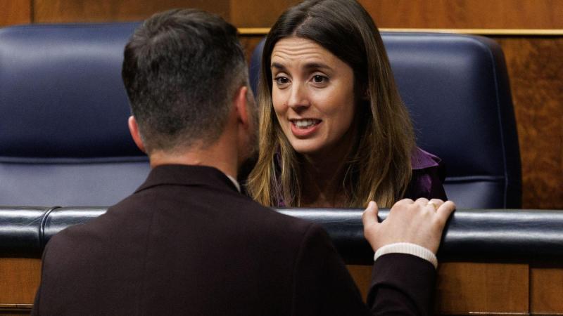El portavoz de ERC en el Congreso, Gabriel Rufián, conversa con Irene Montero en su escaño. Europa Press Archivo.