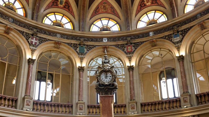 Reloj del Palacio de la Bolsa de Madrid. Europa Press Archivo.