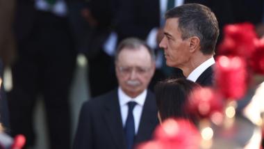 El presidente del Gobierno, Pedro Sánchez, durante el acto solemne de homenaje a la bandera nacional y desfile militar por el 12 de Octubre. Europa Press.