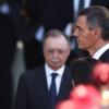 El presidente del Gobierno, Pedro Sánchez, durante el acto solemne de homenaje a la bandera nacional y desfile militar por el 12 de Octubre. Europa Press.