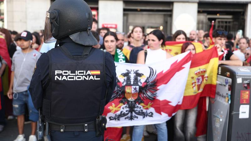 Momentos de tensión en Sol un grupo de ultras increpa a los acampados tras el desfile del 12 O. Europa Press. (1)
