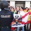 Momentos de tensión en Sol un grupo de ultras increpa a los acampados tras el desfile del 12 O. Europa Press. (1)