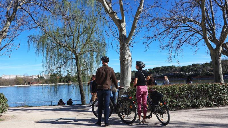 Varias personas montan en bicicleta en la Casa de Campo. Europa Press/Archivo.