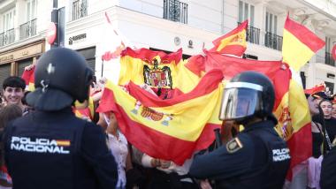 Varios ultras increpan a los acampados por la vivienda en la Puerta del Sol. Europa Press.