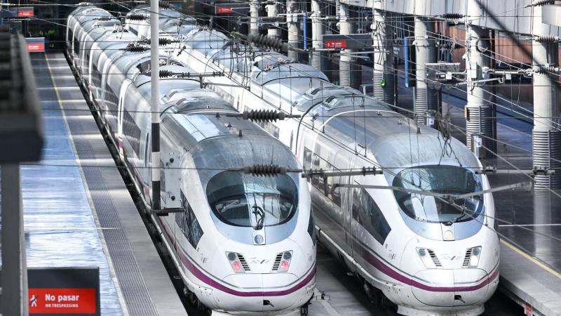 Un AVE en llamas paraliza la alta velocidad Madrid Barcelona y deja miles de viajeros afectados en plena vuelta del puente. Europa Press Archivo. (1)