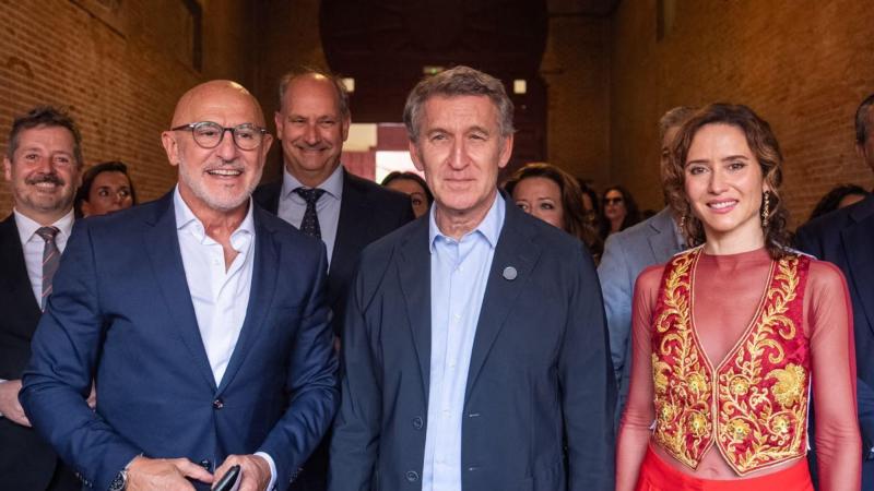 El seleccionador de España, Luis de la Fuente; el líder del PP, Alberto Núñez Feijóo; y la presidenta de la Comunidad de Madrid, Isabel Díaz Ayuso; en la plaza de toros de Las Ventas. PP/Diego Puerta