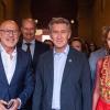 El seleccionador de España, Luis de la Fuente; el líder del PP, Alberto Núñez Feijóo; y la presidenta de la Comunidad de Madrid, Isabel Díaz Ayuso; en la plaza de toros de Las Ventas. PP/Diego Puerta
