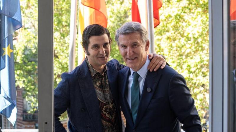 El líder del PP, Alberto Núñez Feijóo, junto al torero Morante de la Puebla. PP/Diego Puerta El líder del PP, Alberto Núñez Feijóo, junto al torero Morante de la Puebla. PP/Diego Puerta