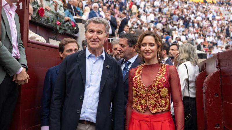 El líder del PP, Alberto Núñez Feijóo, entra en Las Ventas junto a la presidenta de la Comunidad de Madrid, Isabel Díaz Ayuso, y el alcalde de Madrid, José Luis Martínez Almeida. PP/Diego Puerta El líder del PP, Alberto Núñez Feijóo, entra en Las Ventas junto a la presidenta de la Comunidad de Madrid, Isabel Díaz Ayuso, y el alcalde de Madrid, José Luis Martínez Almeida. PP/Diego Puerta