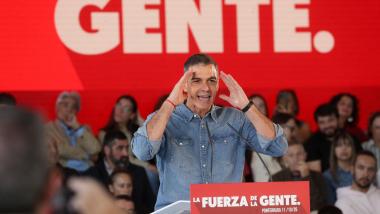 El secretario general del PSOE y presidente del Gobierno, Pedro Sánchez (c), durante un acto de precampaña del PSOE, en La Térmica Cultural de Ponferrada, a 11 de octubre de 2026, en Ponferrada, León, Castilla y León (España). Carlos Castro / Europa Press.