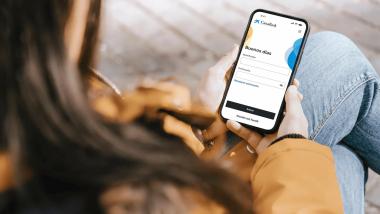 Una mujer accede a la app móvil de CaixaBank