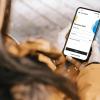 Una mujer accede a la app móvil de CaixaBank