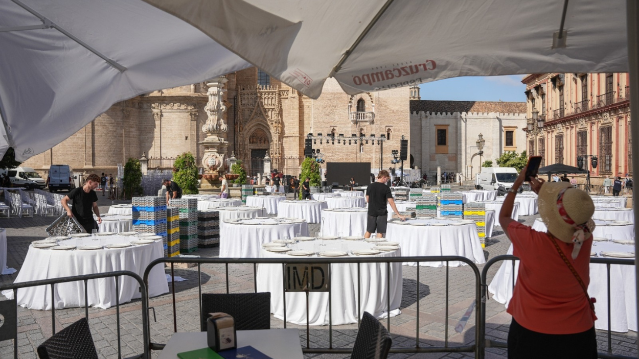 Preparativos para la cena de los Premios Escaparate, organizada por la Revista Escaparate en la Plaza Virgen de los Reyes, junto a la Catedral de Sevilla | EP
