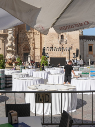 Preparativos para la cena de los Premios Escaparate, organizada por la Revista Escaparate en la Plaza Virgen de los Reyes, junto a la Catedral de Sevilla | EP