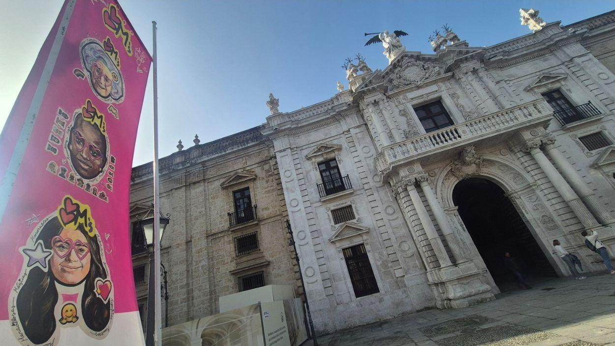 Fachada principal del Rectorado, con una de las banderolas centradas en los actos del 8M de 2026 / EP