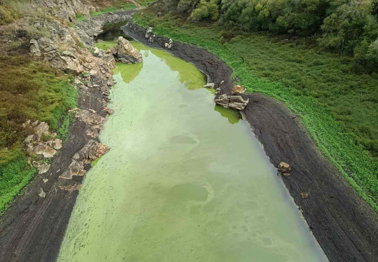 La situación del río y del embalse es muy complicada, tal y como revela este colectivo a través del vídeo publicado en redes sociales (Foto: Plataforma Ulloa Viva).