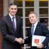 El presidente del Gobierno, Pedro Sánchez, saluda al de Castilla La Mancha, Emiliano García Page. EP.