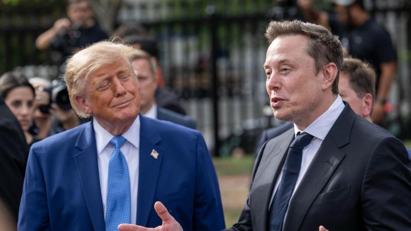 El presidente de Estados Unidos, Donald Trump (izquierda), escucha al director ejecutivo de Tesla y SpaceX, Elon Musk, durante una reunión de ejecutivos del sector tecnológico en la Casa Blanca. EP.