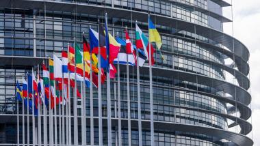Las banderas de la Unión Europea, sus Estados miembros y Ucrania ondean frente al edificio del Parlamento Europeo. EP.