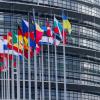 Las banderas de la Unión Europea, sus Estados miembros y Ucrania ondean frente al edificio del Parlamento Europeo. EP.