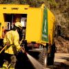 Personal del Infoca trabajando en las labores de extinción de un incendio forestal en Santa Elena (Jaén).