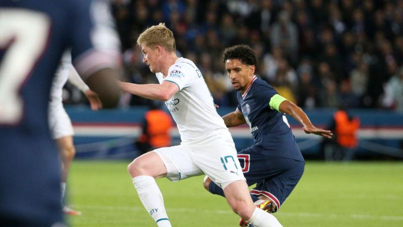Kevin de Bruyne y Marquinhos pugnan por una pelota durante un partido de Champions entre PSG y Manchester City. EP/Archivo.